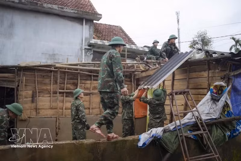 Soldiers help residents build and repair homes damaged by floods in Loc An commune, Hue city, during the Quang Trung campaign in November 2025. (Photo: VNA)