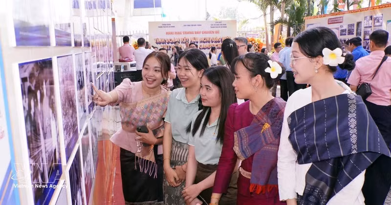 Students visit the exhibition (Photo: VNA)