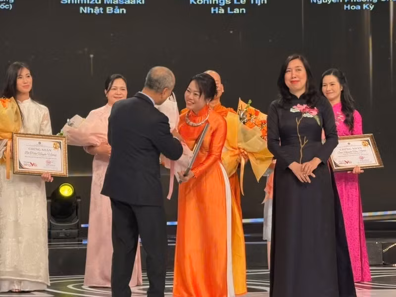 Nguyen Thi Lien Huong (centre) a lecturer at the University of Taiwan (China), at the 2026 Vietnamese Language Ambassador Awards Ceremony (Photo pusblished by VNA)