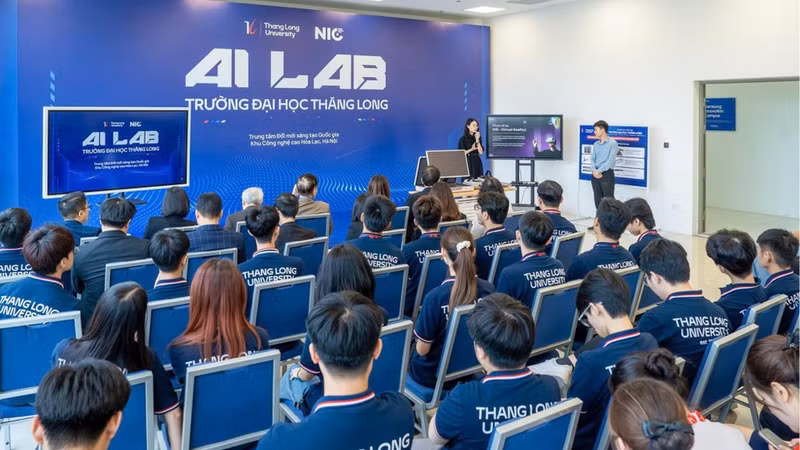 Students from the Faculty of Information Technology at Thang Long University study at the AI Lab at the National Innovation Centre’s Hoa Lac facility. (Photo: MINH NGOC)