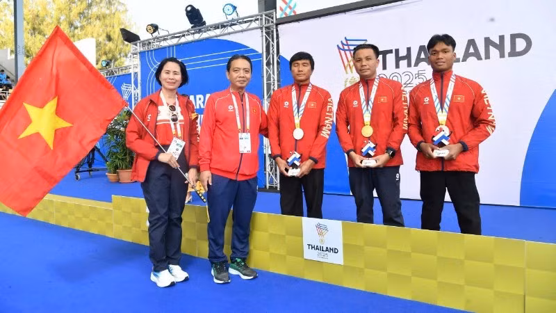 Deputy Minister of Culture, Sports and Tourism Hoang Dao Cuong, together with Head of Viet Nam’s Para sports delegation Le Thi Hoang Yen, were in the stands to cheer on the swimmers on the opening day.