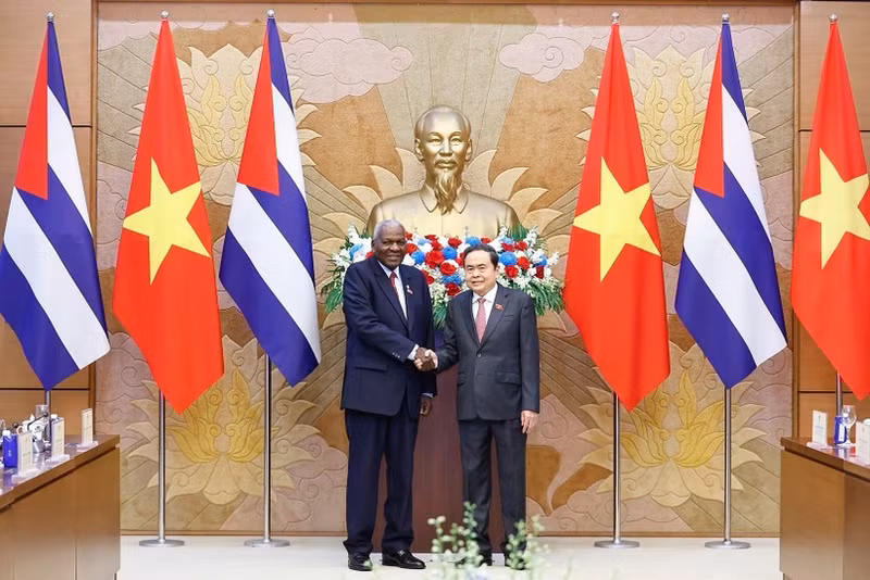 President of the National Assembly of People’s Power and President of the Council of State of Cuba Esteban Lazo Hernández (L) and Vietnamese National Assembly Chairman Tran Thanh Man. (Photo: VNA)