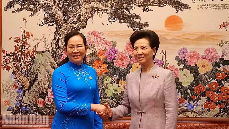 President of the Viet Nam Women's Union Le Thi Thuy (left) meets with President of the All-China Women's Federation Shen Yiqin in Beijing on September 17. (Photo: nhandan.vn)