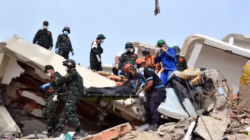 Vietnamese rescuers search for victims trapped beneath the rubble in Venezuela. (Photo: nhandan.vn)