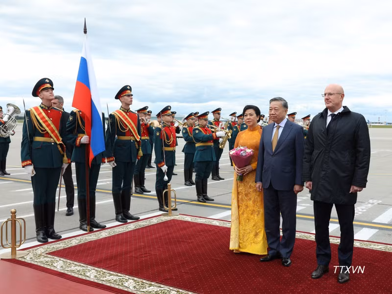 Russian Deputy Prime Minister Dmitry Chernyshenko chairs the welcome ceremony for Party General Secretary and President To Lam and his spouse at Vnukovo Airport in Moscow. (Photo: VNA)