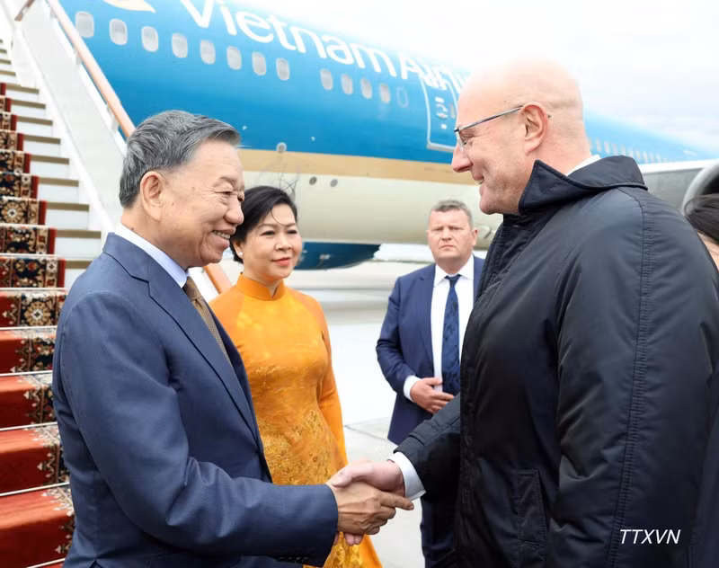 Russian Deputy Prime Minister Dmitry Chernyshenko welcomes Party General Secretary and President To Lam and his spouse at the foot of the aircraft stairs at Vnukovo Airport in Moscow. (Photo: VNA)