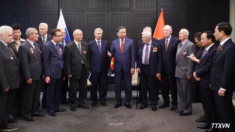 General Secretary of the Communist Party of Viet Nam Central Committee and President To Lam talks to representatives of the Russian War Veterans Association and the Russia–Viet Nam Friendship Association at the meeting in Moscow on September 7. (Photo: VNA)