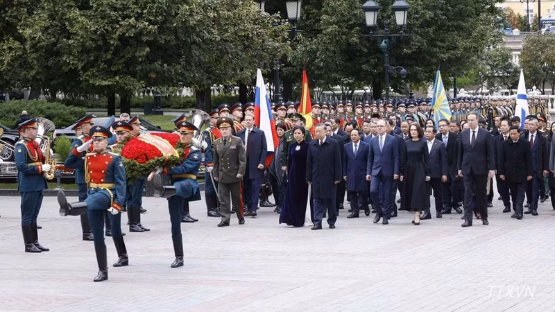 The Vietnamese delegation lays flowers at the Tomb of the Unknown Soldier in Alexander Garden on September 8. (Photo: VNA)