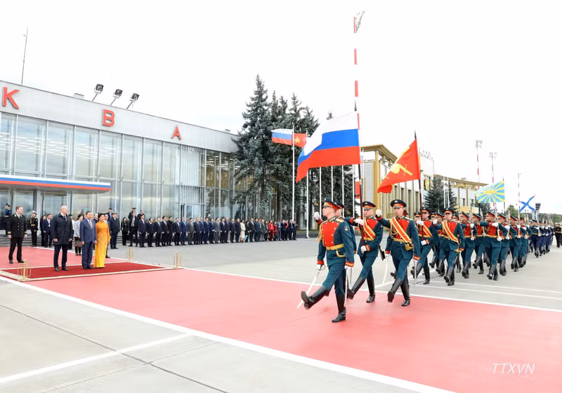 The guard of honour marches to welcome Party General Secretary and President To Lam and his spouse at the welcome ceremony at Vnukovo Airport in Moscow. (Photo: VNA)