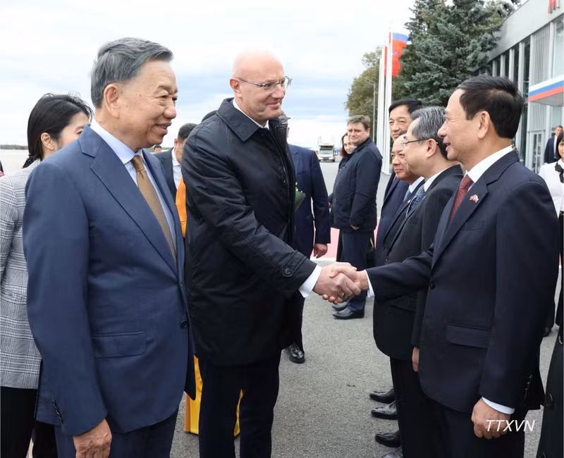 Party General Secretary and President To Lam introduces members of the high-level Vietnamese delegation to Russian Deputy Prime Minister Dmitry Chernyshenko at the welcome ceremony at Vnukovo Airport in Moscow. (Photo: VNA)