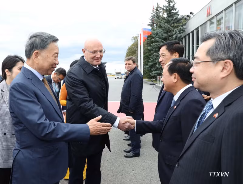 Party General Secretary and President To Lam introduces members of the high-level Vietnamese delegation to Russian Deputy Prime Minister Dmitry Chernyshenko at the welcome ceremony at Vnukovo Airport in Moscow. (Photo: VNA)