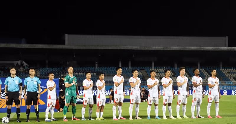 Viet Nam's players salute the national flag and sing the national anthem before their Group A match against Timor-Leste at the 2026 ASEAN Cup. (Photo: VNA)