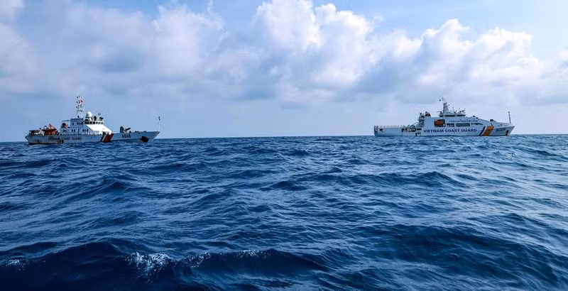 Viet Nam Coast Guard vessels maintain blocking positions in adjacent waters. (Photo: Coast Guard)