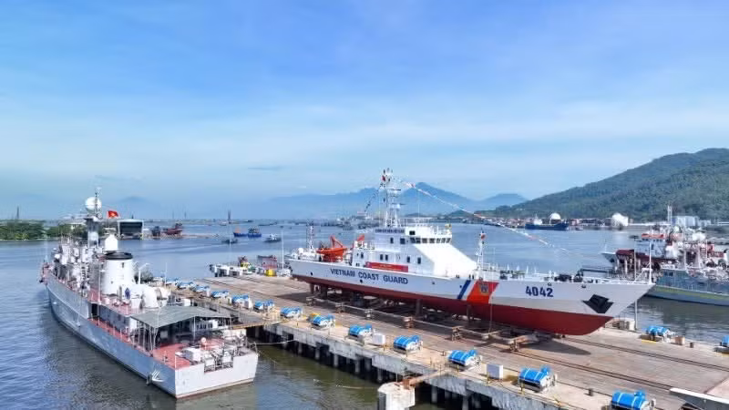 The 12th TT-400 high-speed patrol vessel, numbered CSB 4042, before its launch.
