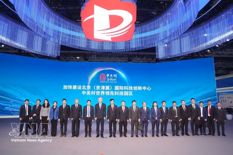 Politburo member and Chairman of the Party Central Committee’s Organisation Commission Nguyen Duy Ngoc (ninth, left) and the Vietnamese delegation pose for a group photo with leaders of the Zhongguancun Science Park and Beijing city. (Photo: VNA)
