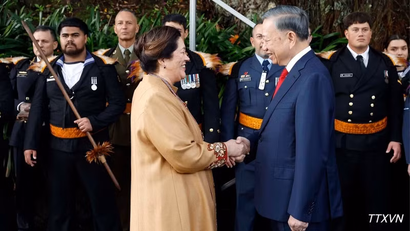 Governor-General of New Zealand Cindy Kiro welcomes General Secretary and President To Lam. (Photo: VNA)