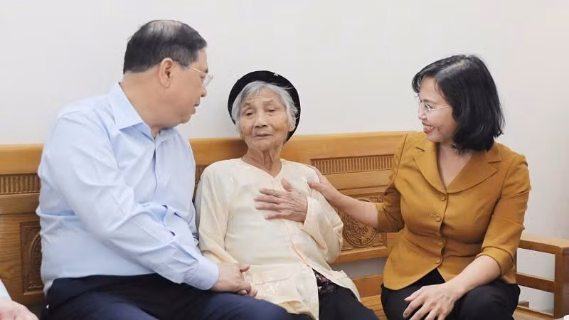 Permanent Deputy Prime Minister Pham Gia Tuc visited and encouraged Vietnamese Heroic Mother Nguyen Thi Thuc.