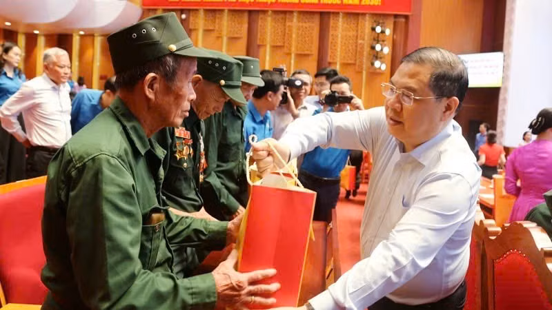 Pham Gia Tuc, Politburo member and Permanent Deputy Prime Minister, presented gifts to people who rendered service to the nation.