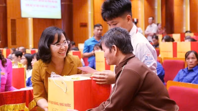 Quang Ninh provincial leaders presented gifts to policy beneficiaries.