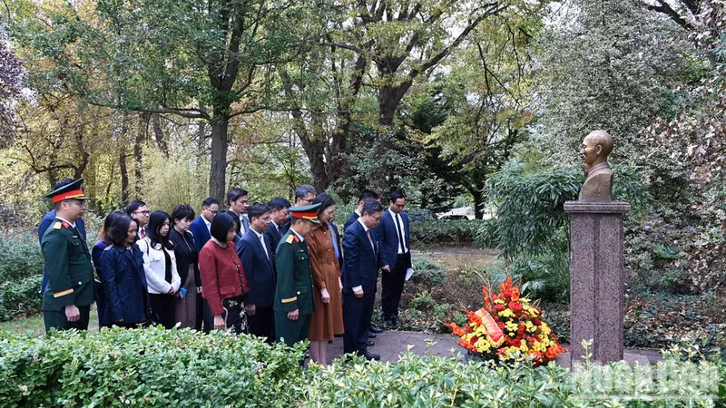 Delegates observe a minute of silence in solemn memory of great President Ho Chi Minh, the brilliant leader of the Vietnamese nation. (Photo: KHAI HOAN)