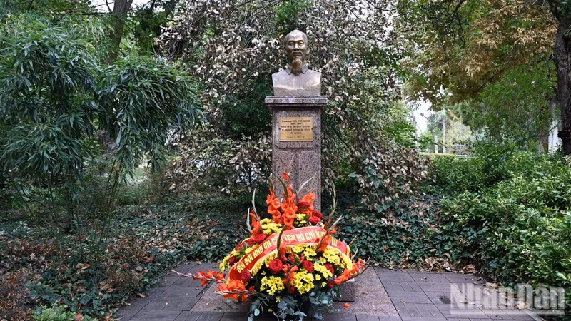 Fresh flowers offered to President Ho Chi Minh on the occasion of the 81st National Day of the Socialist Republic of Viet Nam. (Photo: TRUNG HUNG)