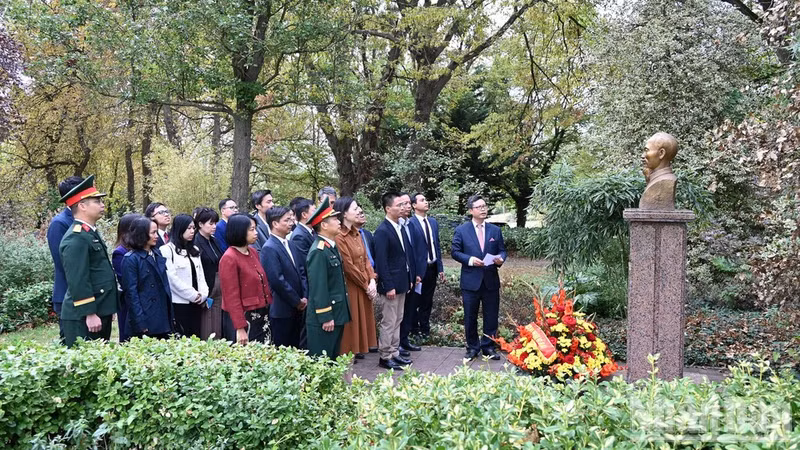 The flower-offering ceremony before the statue of President Ho Chi Minh in Montreau Park in the city of Montreuil, on the occasion of the 81st National Day of the Socialist Republic of Viet Nam. (Photo: KHAI HOAN)