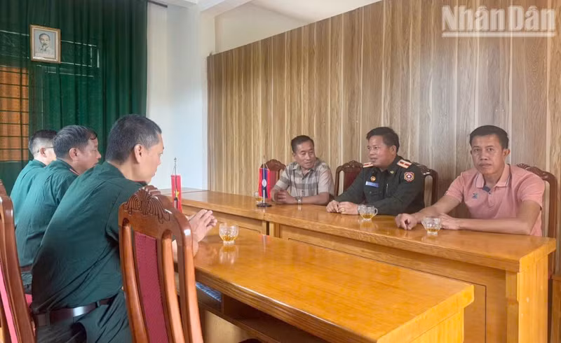 Muong Cai Border Guard Station receives a delegation from Xieng Khun Commune, Muong Et District, Houaphanh Province, who came to extend congratulations on the National Day of the Socialist Republic of Viet Nam. (Photo: QUANG HUNG)