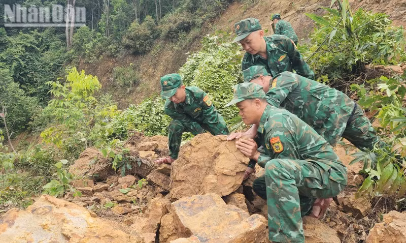 During the holiday, officers and soldiers of Muong Leo Border Guard Station also assisted in repairing a landslide-hit road section in Sam Quang Village caused by storms and rain. (Photo: QUANG HUNG)