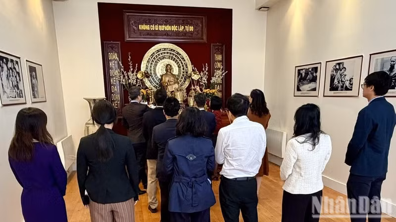 The incense-offering ceremony at the President Ho Chi Minh altar room inside the Vietnamese Embassy in France. (Photo: KHAI HOAN)
