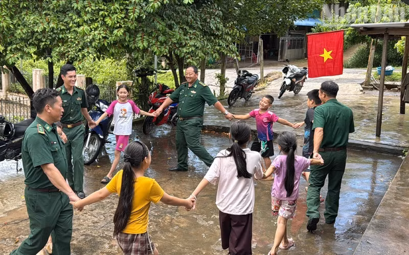During the National Day holiday, officers and soldiers of border guard stations in border communes have organised forces to visit villages and celebrate Independence Day with local people. (Photo: QUANG HUNG)
