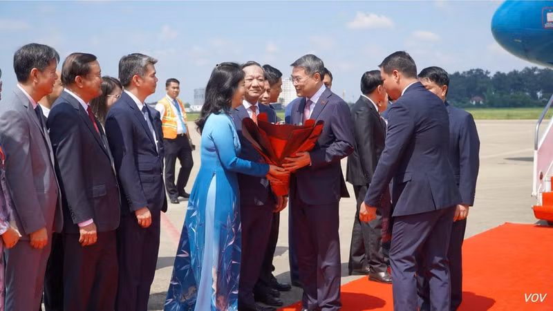 Prime Minister Le Minh Hung arrives in Vientiane on October 8, beginning his official visit to Laos. (Photo: VOV)