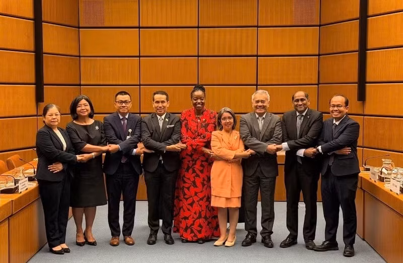 Ambassadors and Chargé d'affaires from eight ASEAN member countries and Monica Juma, Executive Director of the United Nations Office on Drugs and Crime (UNODC) pose for a group photo (Photo: VNA)