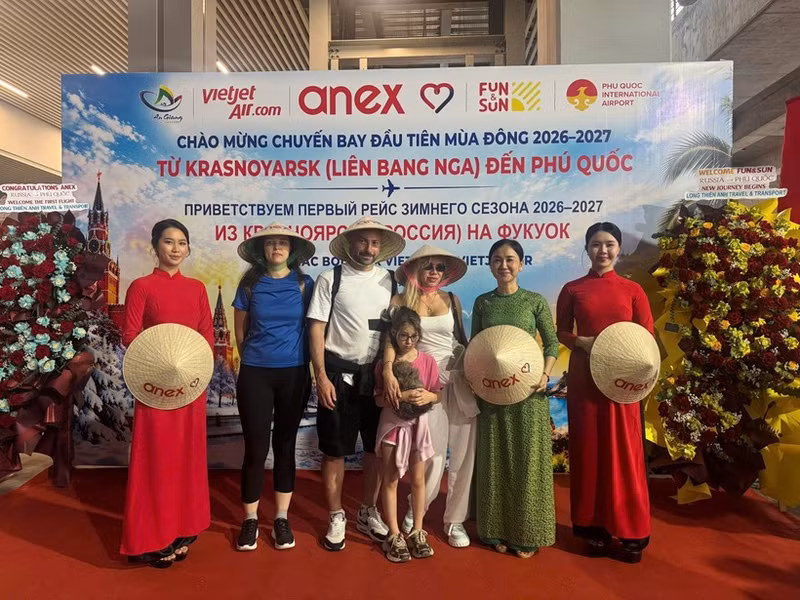 Russian tourists arrive at Phu Quoc island in southern An Giang province. (Photo published by VNA)