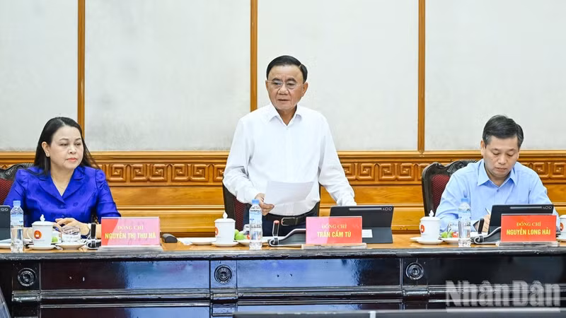 Politburo member and Standing Member of the Communist Party of Viet Nam Central Committee's Secretariat Tran Cam Tu at the meeting. (Photo: nhandan.vn)