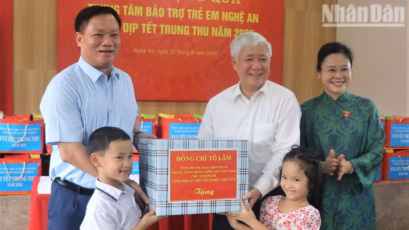 Do Van Chien presents gifts from Party General Secretary and President To Lam to children.