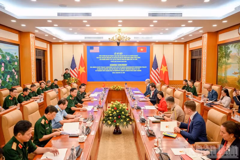 Overview of the signing ceremony. (Photo: nhandan.vn)