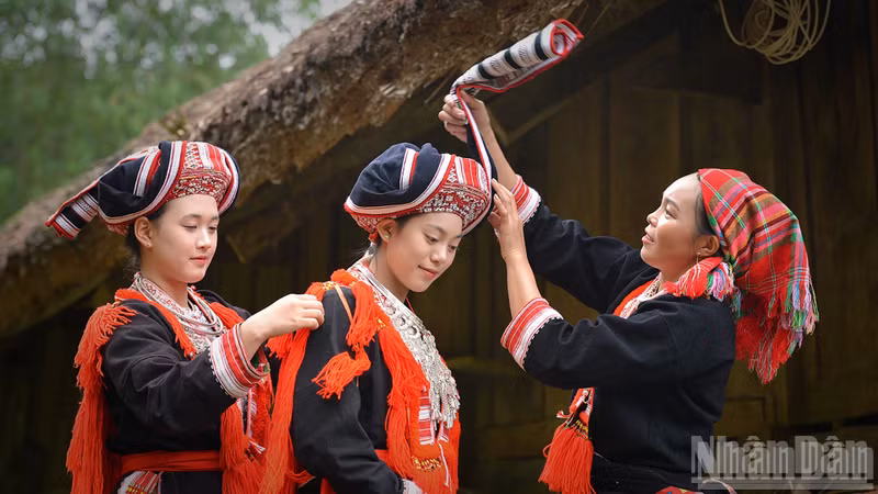 The graceful charm of a Red Dao bride in Nam Hong Hamlet, Thong Nguyen Commune, Tuyen Quang Province. (Photo: VU LINH)