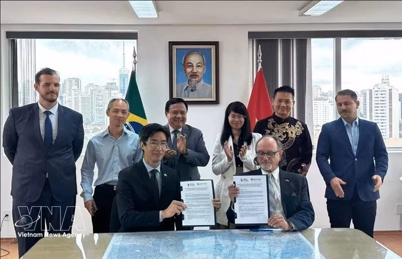 Delegates at the signing ceremony of the MoU between the Brazil–Viet Nam Chamber of Commerce (BVC) and the Espirito Santo Chapter of the Brazil–Viet Nam Chamber of Commerce and Industry (CCBV-ES). (Photo courtesy of the Vietnamese Embassy in Brazil)