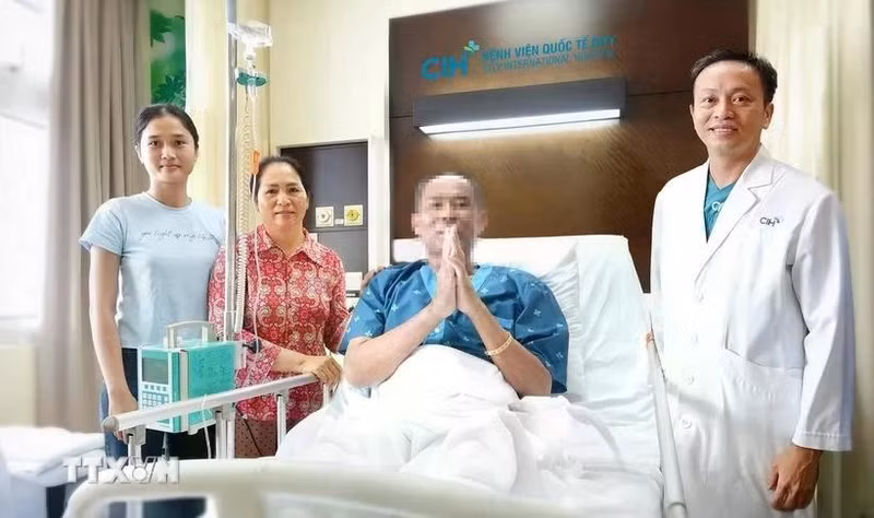 The 52-year-old Cambodian patient suffering from Whitmore’s disease has been cured in Ho Chi Minh City. (Photo: VNA)