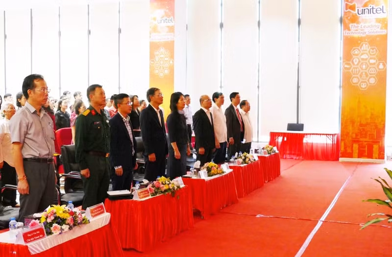 Delegates watch the live broadcast opening session of the 14th National Congress of the Communist Party of Viet Nam on January 20. (Photo: VNA)