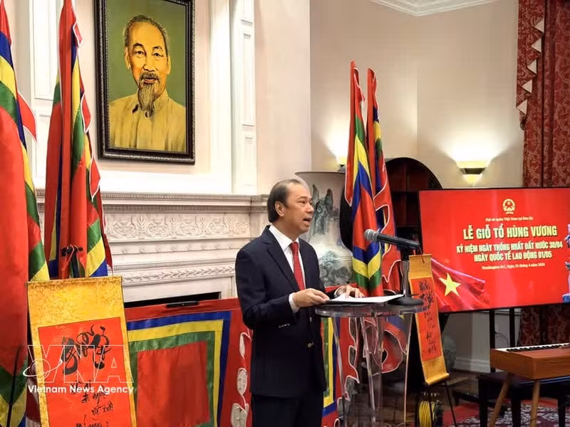 Vietnamese Ambassador to the US Nguyen Quoc Dung delivers remarks at the cultural event marking the Hung Kings’ Commemoration Day, alongside celebrations of national reunification day (April 30) and International Labour Day (May 1). (Photo: VNA)