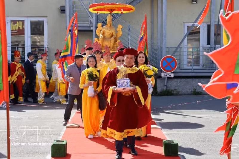 The event in Prague opens with a traditional procession of the Hung Kings’ palanquin, accompanied by festival flags and drums, recreating a sacred atmosphere far from home. (Photo: VNA)