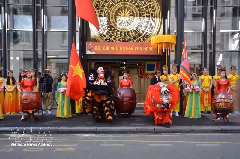 Vietnamese community in France gather to celebrate the Hung Kings' Commemoration Day (Photo:V NA)