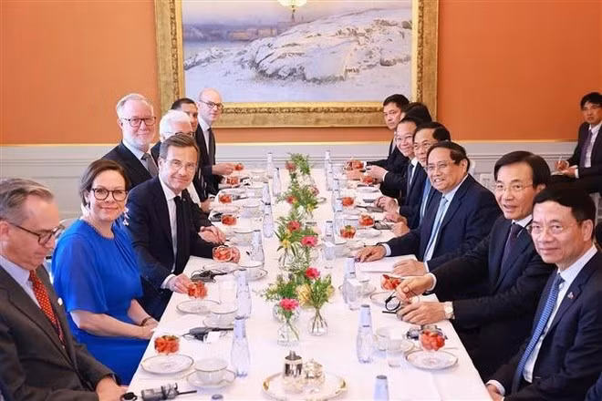 Prime Minister Pham Minh Chinh, his Swedish counterpart Ulf Kristersson and delegates at the talks. (Photo: VNA)