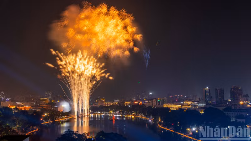 Hoan Kiem Lake stood out in the heart of Ha Noi. Brilliant fireworks reflected on the water, blending with the lights from surrounding streets to create a shimmering picture of light in the capital.