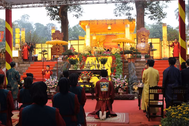 Royal rituals were re-enacted in a solemn manner.