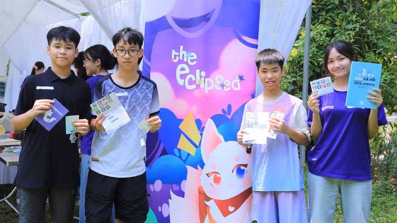 The semi-boarding experimental summer camp “The Eclipsed - Hidden Colours”, held last August in Vinh Yen City, Phu Tho Province, attracts more than 50 lower secondary school students aged 12 to 14, from grades 7, 8 and 9. (Photo: The organising board)