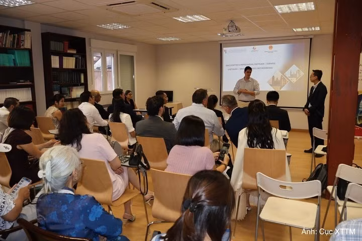 The business connection programme in Madrid provides an opportunity for Vietnamese and Spanish enterprises to directly discuss their needs and explore cooperation possibilities. (Photo: Vietrade)