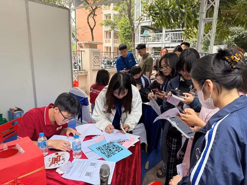 Students at the University of Languages and International Studies under Viet Nam National University, Ha Noi, learn about recruitment information.