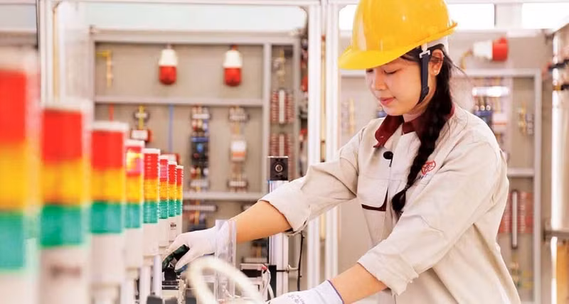 Workers need to equip themselves with the ability to self-study and improve their skills. (Photo: Xuan Khanh)